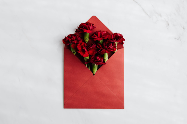 Izvēlamies ziedus Valentīndienā: kāda ir to dāvināšanas nozīme?