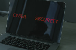 Brīdina par dezinformāciju un kiberuzbrukumiem