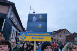 Kuldīgā protestē pret karu Ukrainā